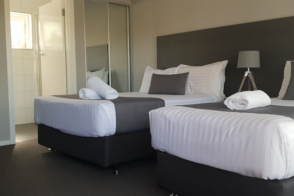 Tremannsrom – executive | Skrivebord for bærbar PC, strykejern/-brett og wi-fi (inkludert)