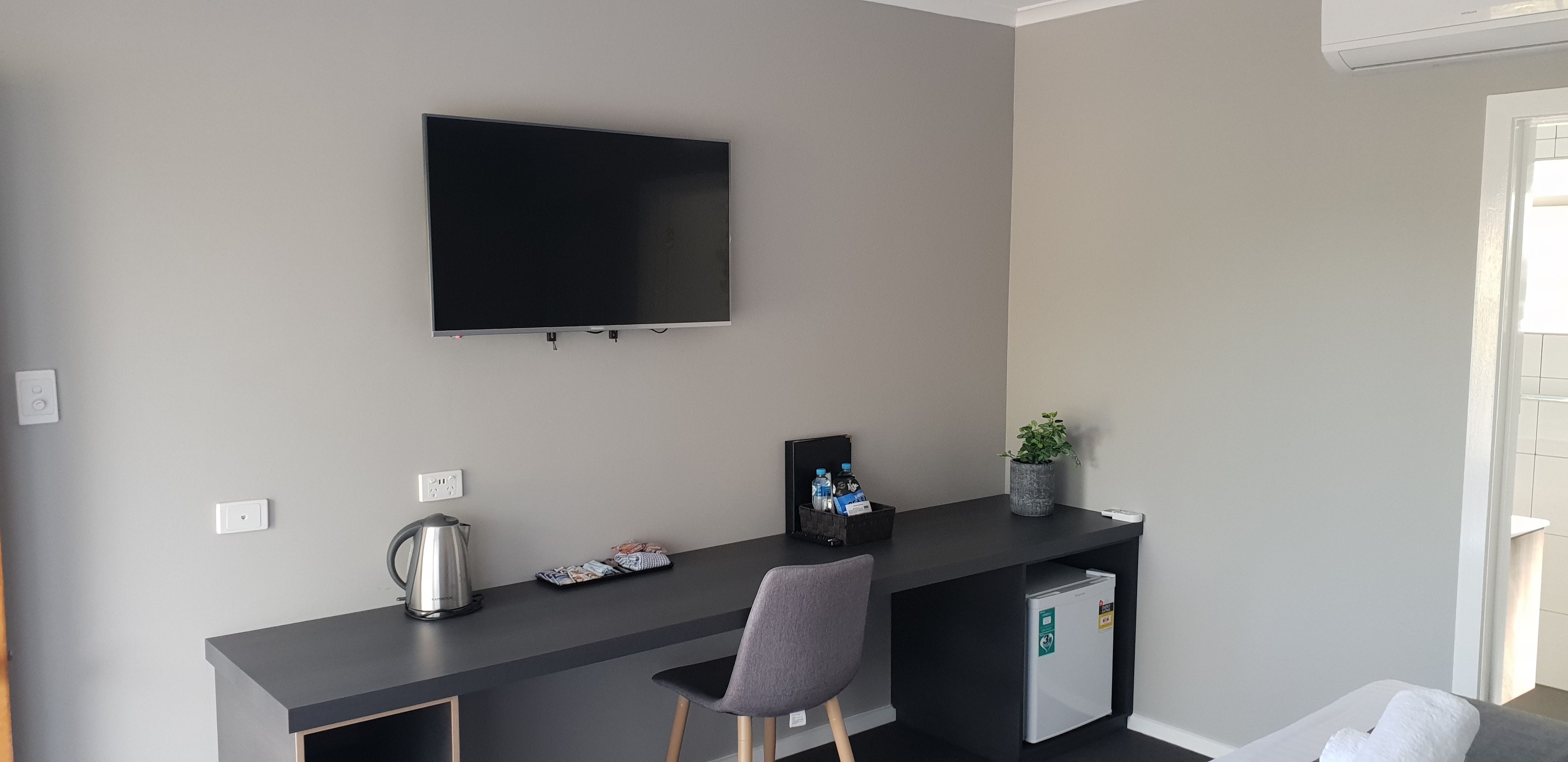 Executive Triple Room | Laptop workspace, iron/ironing board, free WiFi, bed sheets