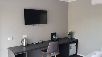 Executive Triple Room | Laptop workspace, iron/ironing board, free WiFi, bed sheets