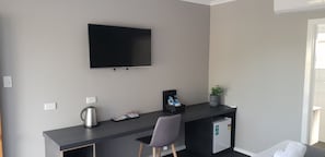 Executive Triple Room | Laptop workspace, iron/ironing board, free WiFi, bed sheets - Beachway Motel & Restaurant (Ulverstone)