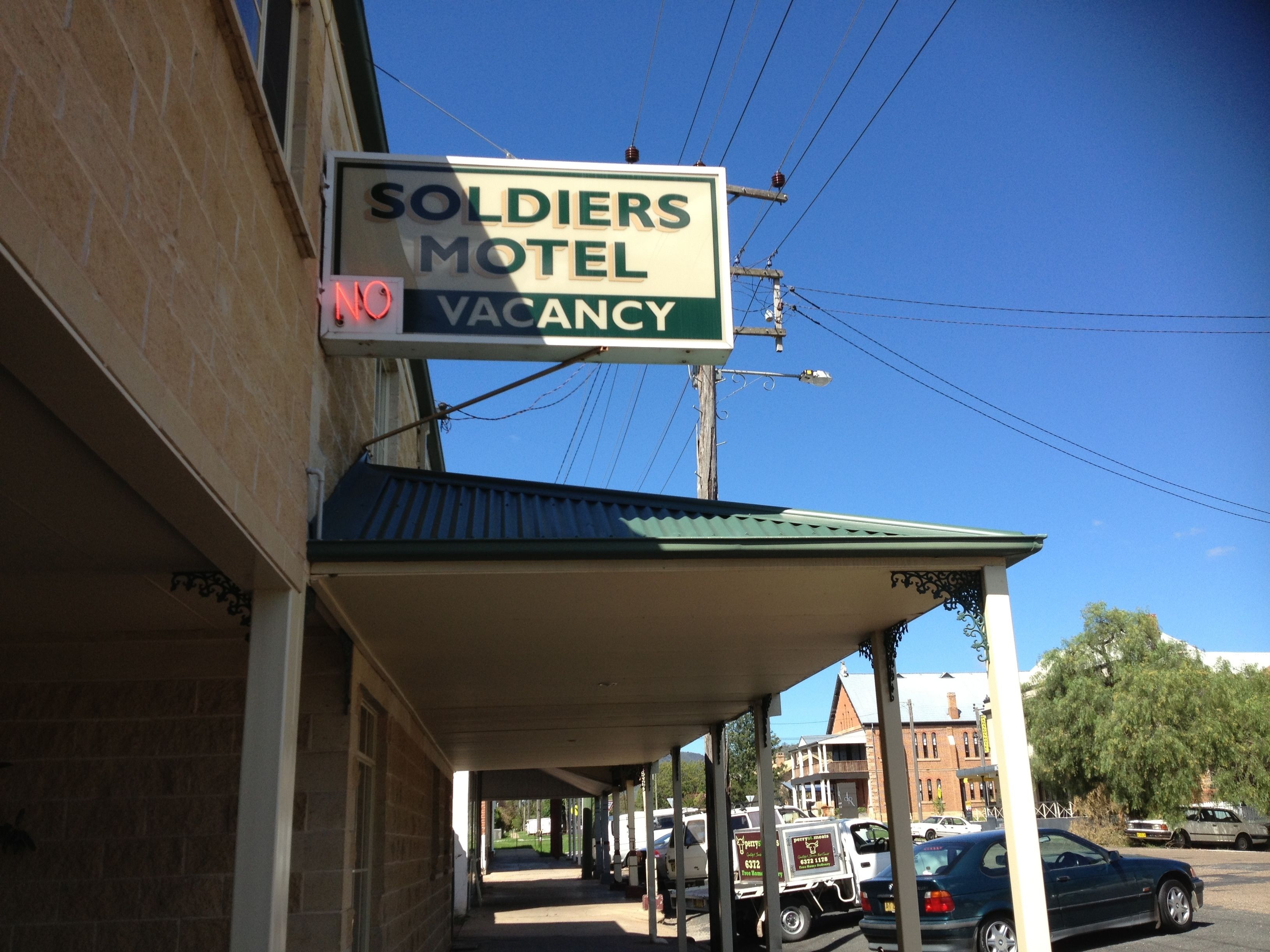 Señal del motel Soldiers con un aviso de 'No hay habitaciones disponibles'.