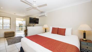 Deluxe King Spa Suite | Iron/ironing board, free WiFi, bed sheets