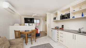 Deluxe kamer (King Spa Suite) | Een strijkplank/strijkijzer, gratis wifi, beddengoed