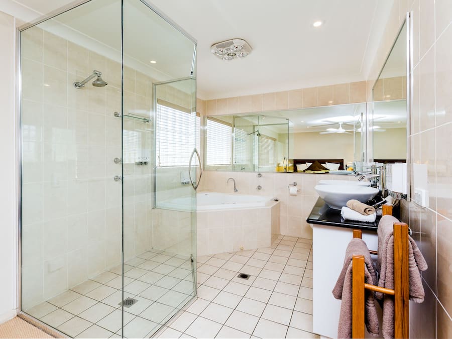 Deluxe King Spa Suite | Bathroom | Hair dryer, towels