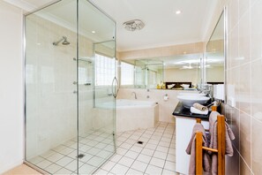Deluxe King Spa Suite | Bathroom | Hair dryer, towels - Soldiers Motel (Mudgee)