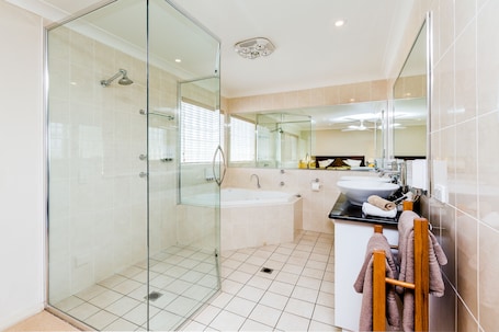 Deluxe King Spa Suite | Bathroom. Soldiers Motel