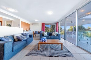 Appartamento, 3 camere da letto | Area soggiorno | TV a schermo piatto, lettore DVD