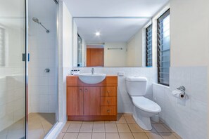 Bañera y ducha independientes, artículos de tocador gratuitos, toallas