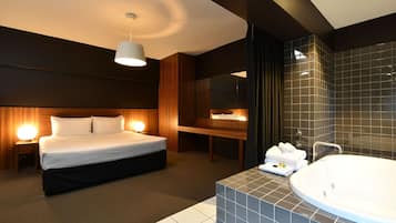 Suite, 1 camera da letto | Una scrivania, ferro/asse da stiro, Wi-Fi gratuito, lenzuola