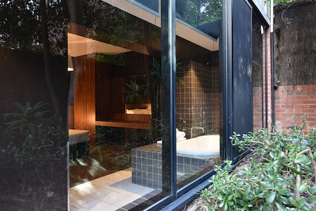 Escritorio, tabla de planchar con plancha, wifi gratis y ropa de cama . Riverview On Mount Street