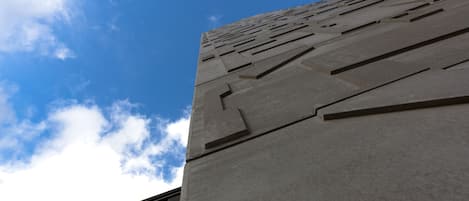 Un edificio con diseño arquitectónico moderno, destacando un patrón geométrico en su fachada.