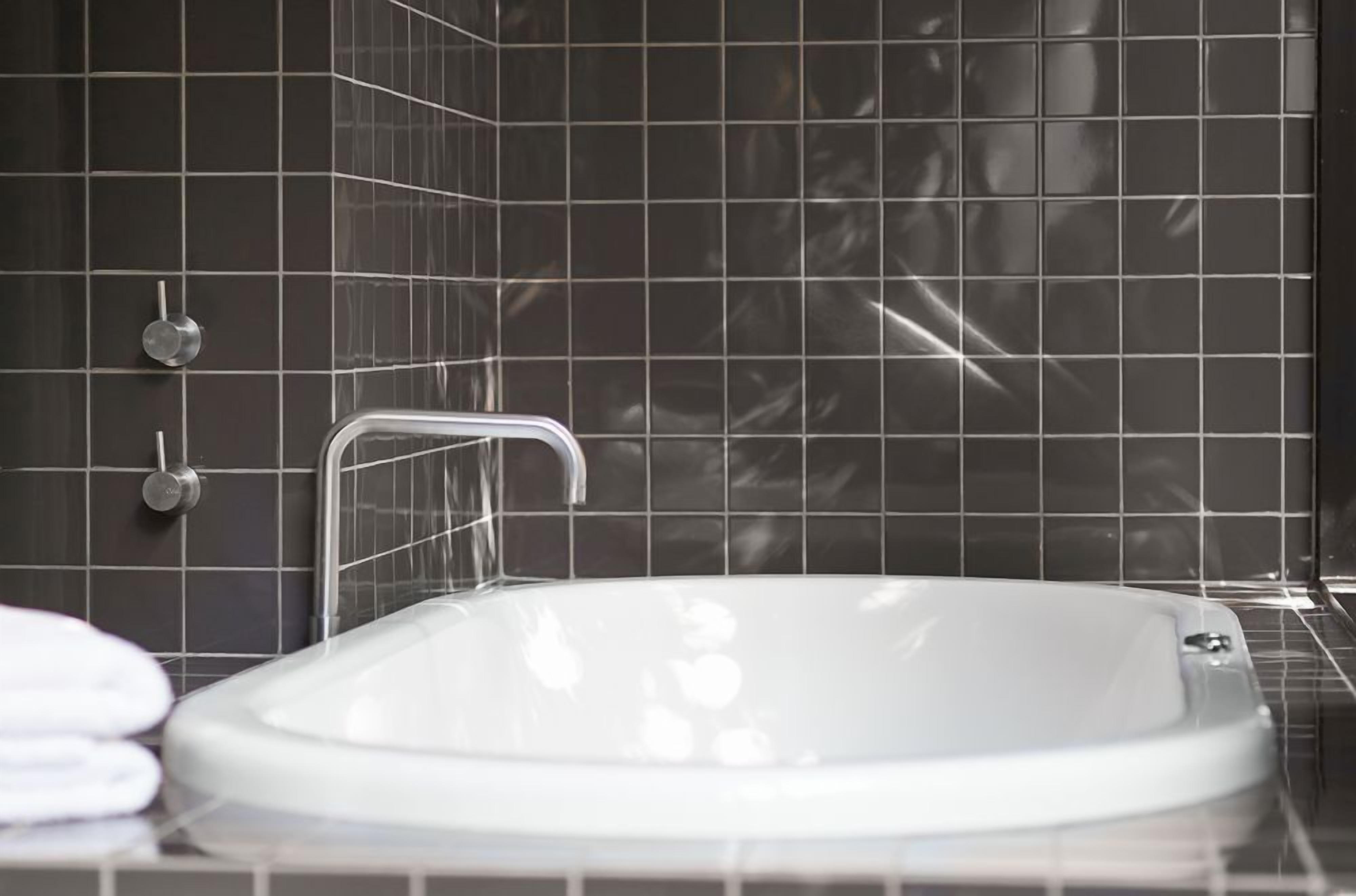 suite, 1 bedroom | private spa tub