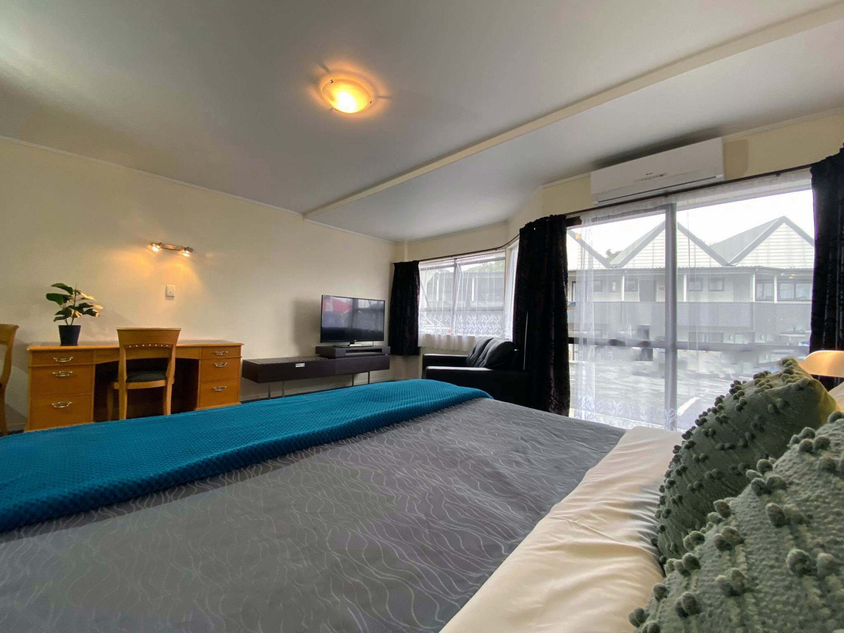 Iron/ironing board, free WiFi, bed sheets