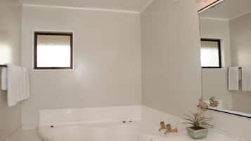 Family Spa Apartment | Bathroom | Free toiletries, hair dryer, towels, soap