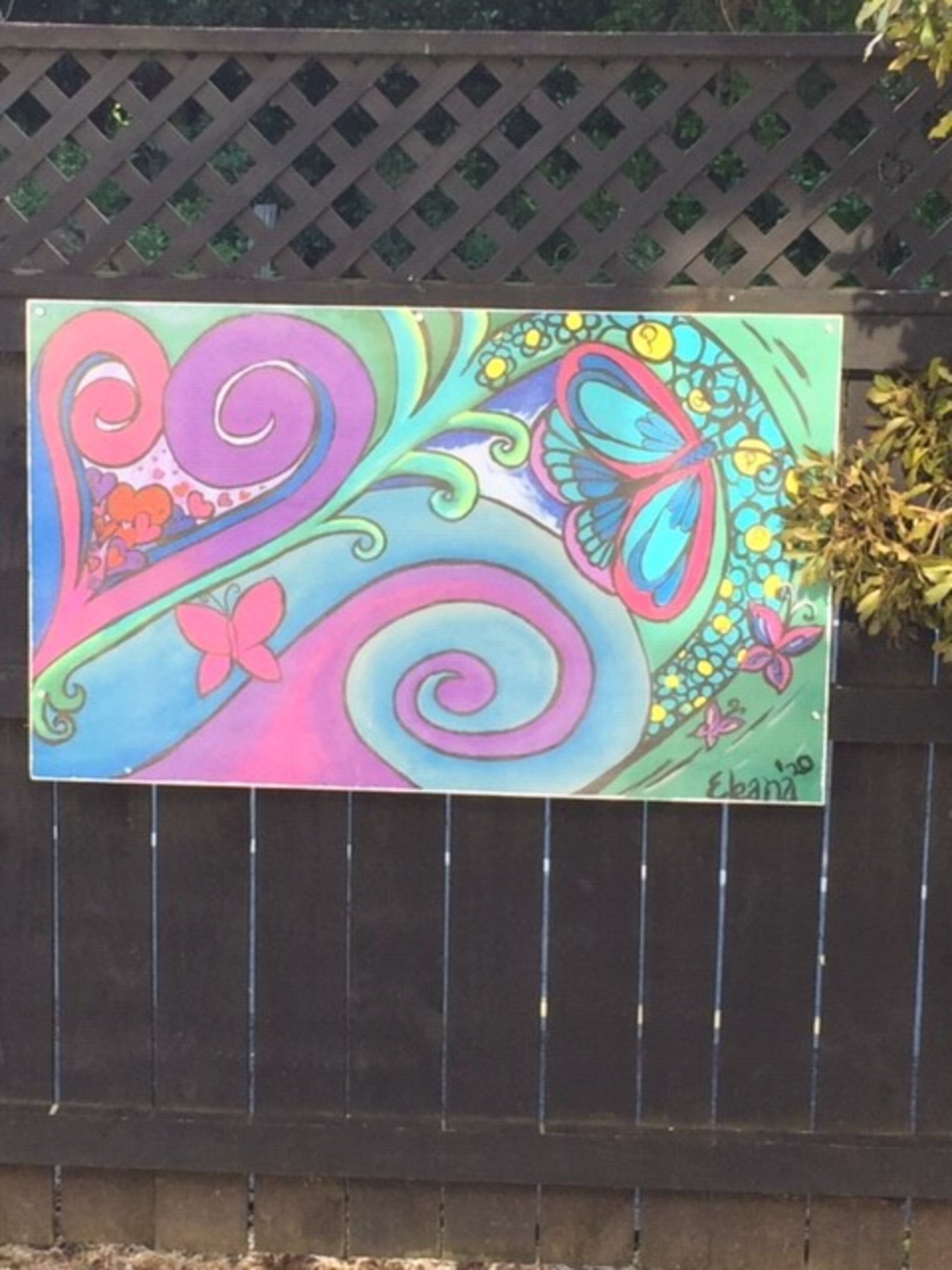 Una pintura abstracta y colorida en una valla.