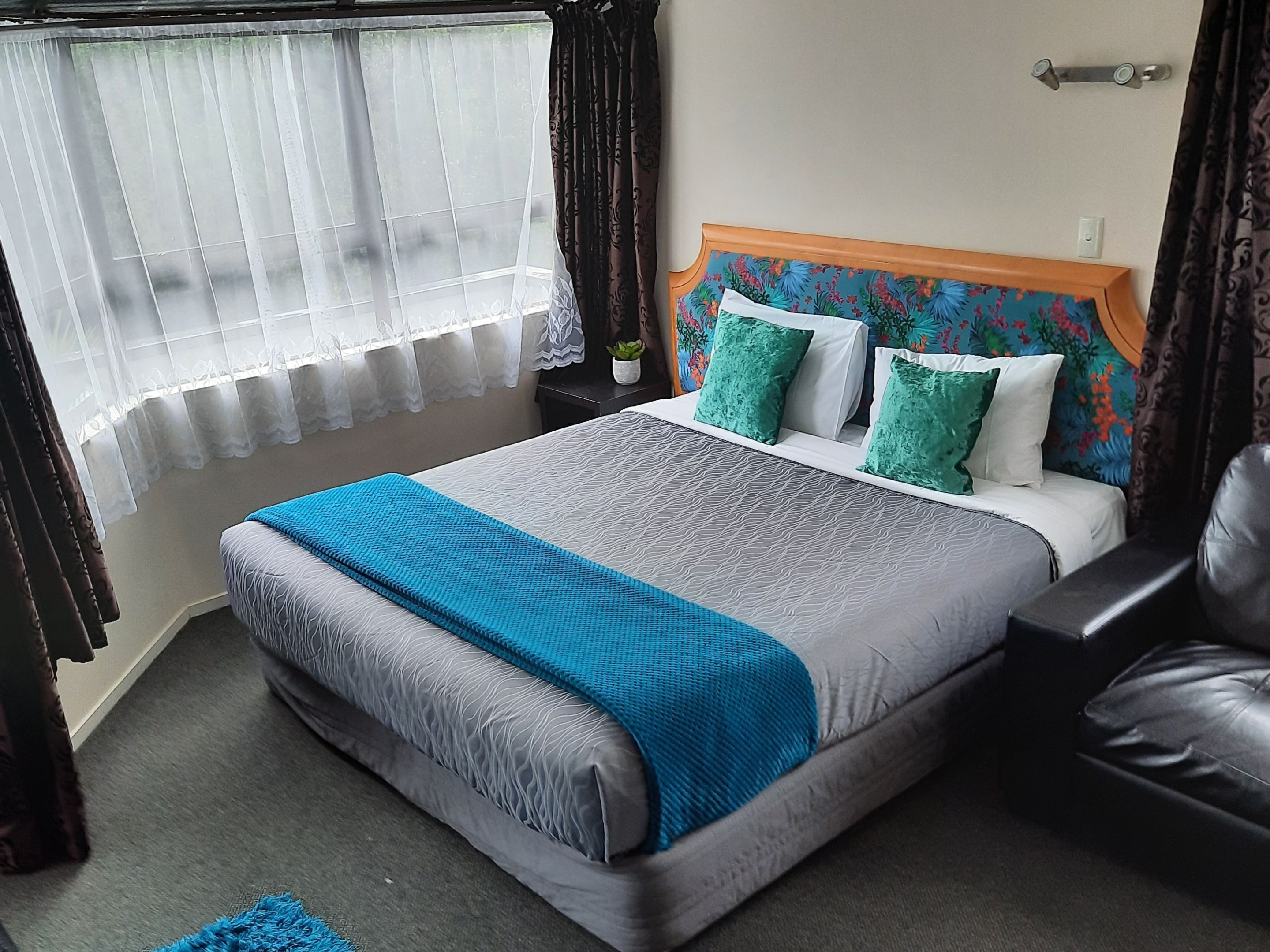 Iron/ironing board, free WiFi, bed sheets