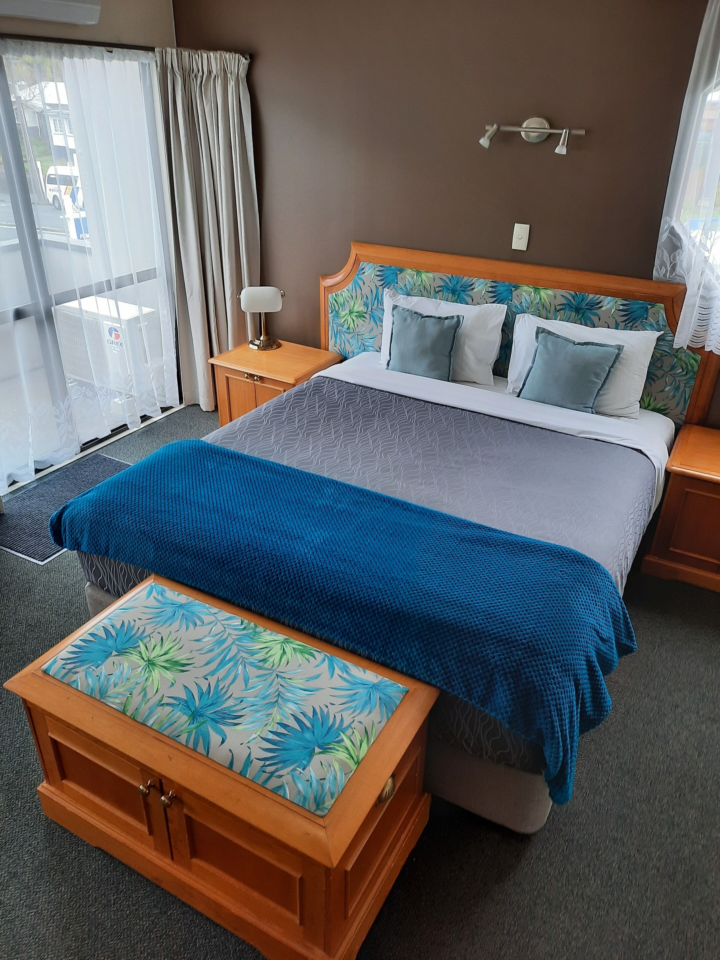 Iron/ironing board, free WiFi, bed sheets