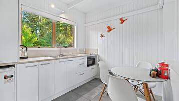 エグゼクティブ スタジオスイート キングベッド 1 台 プールビュー | 高級寝具、羽毛の掛け布団、低反発ベッド、客室ごとに異なる装飾