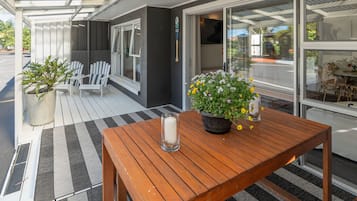 Deluxe-huoneisto, 2 makuuhuonetta, puutarha-alue | Ylelliset vuodevaatteet, untuvapeitot, memory foam -patjalliset sängyt