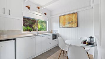 Studio Suite Eksekutif, 1 Tempat Tidur King, pemandangan kolam renang | Seprai premium, selimut bulu angsa, dan busa memori