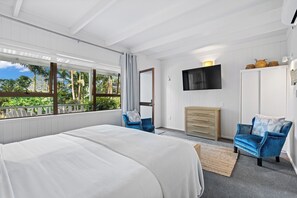 Executive Studio Suite, 1 King Bed, Pool View