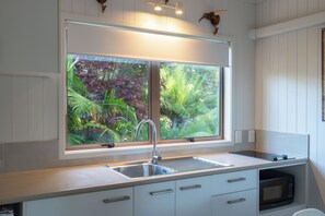 Suite monolocale Executive, 1 letto king, vista piscina | Biancheria da letto di alta qualità, copriletto in piuma