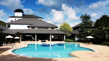 Piscina all'aperto, ombrelloni da piscina, lettini