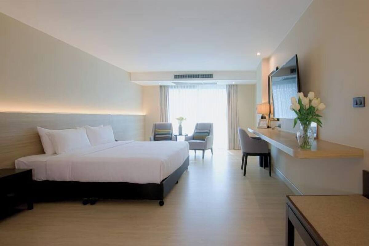 Minibar, in-room safe, desk, free cots/infant beds