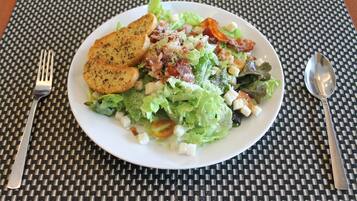 2 ristoranti, aperti a colazione e a pranzo, cucina internazionale