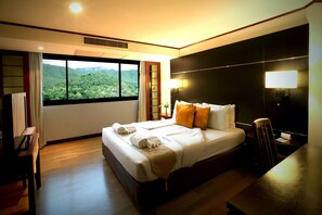 Camera Grand, non fumatori (Grand Suite Room) | Minibar, una cassaforte in camera, una scrivania