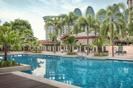 Deluxe Pool View Room. Resorts World Sentosa - Hotel Ora