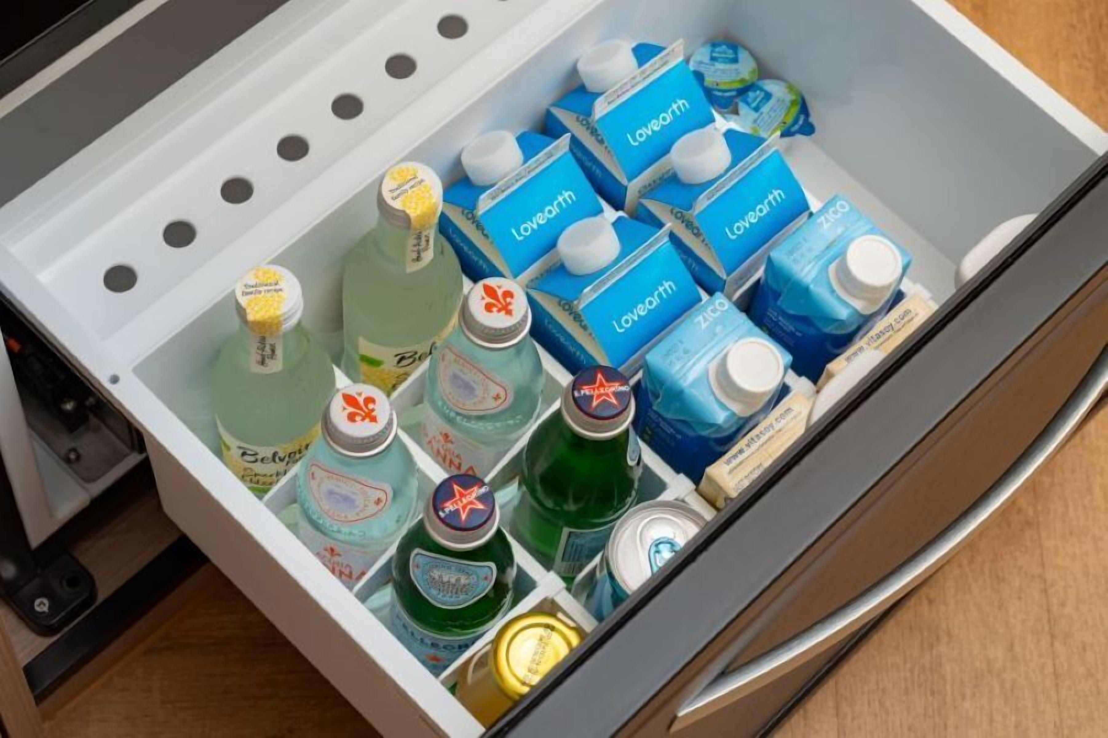 Deluxe Suite | Minibar (free items), in-room safe, desk, iron/ironing board