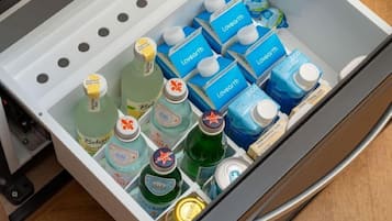 Deluxe Suite | Minibar (free items), in-room safe, desk, iron/ironing board