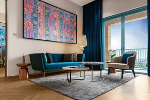 Deluxe Suite | Living area | LCD TV - Resorts World Sentosa - Hotel Ora (Singapore)