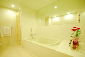 Junior Suite | Deep soaking bathtub