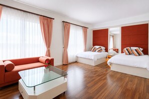 Minibar, in-room safe, desk, blackout drapes - Hip Bangkok (Bangkok)