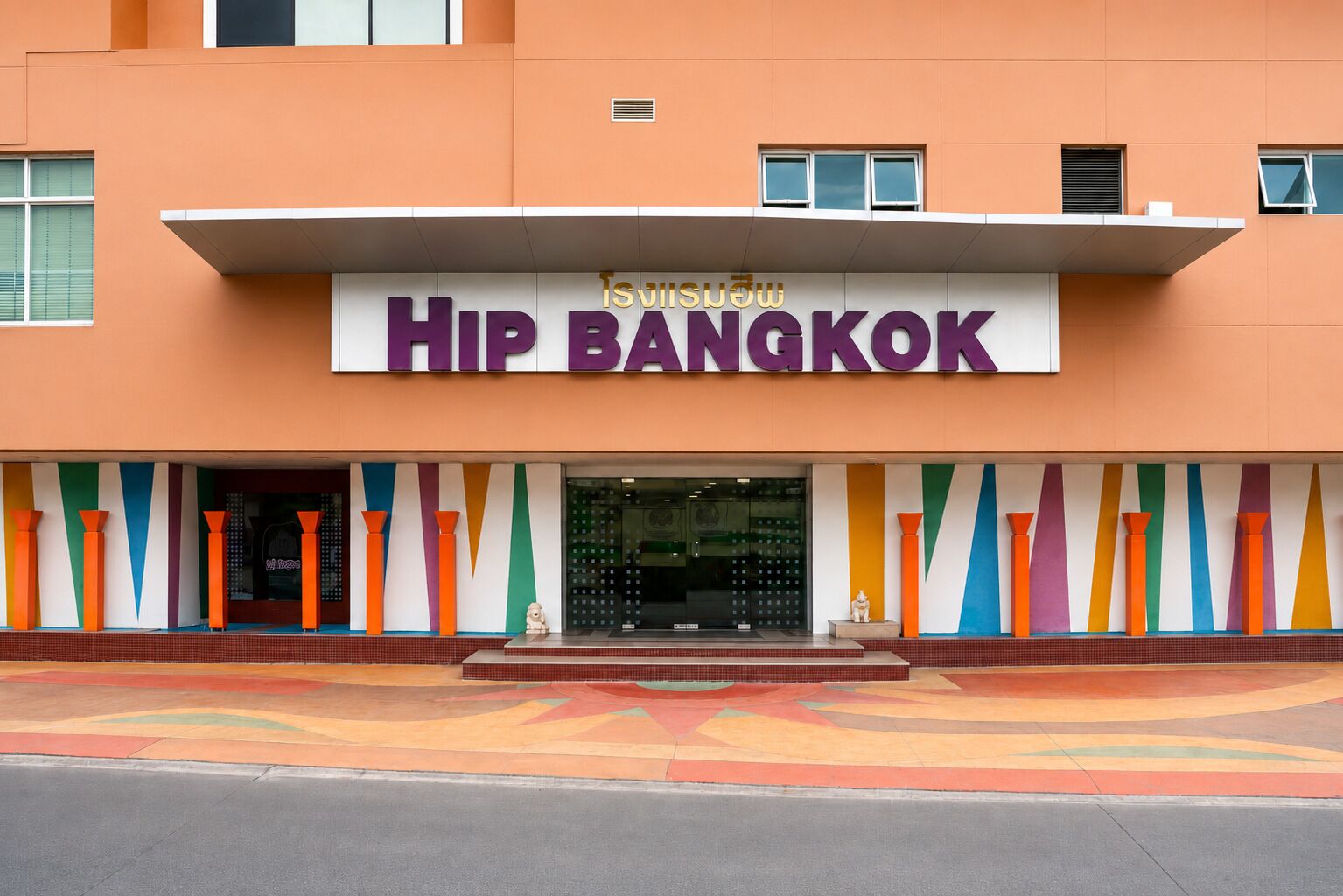 Un edificio con un letrero que dice 'HIP BANGKOK' y patrones geométricos coloridos en la fachada.