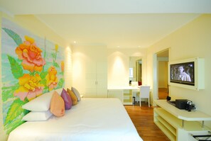 Minibar, in-room safe, desk, blackout curtains - Hip Bangkok (Bangkok)