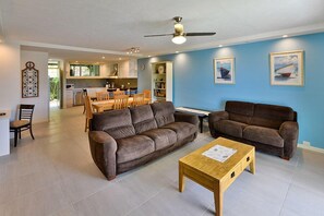 Living area - Hibiscus 006 (Whitsundays)