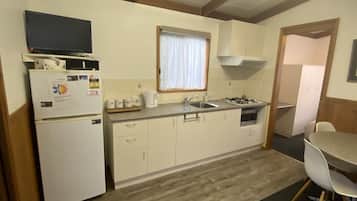Kabin Standar, 2 kamar tidur, Bebas Asap Rokok, dapur (Self-contained Cabin) | Dapur pribadi | Lemari es besar, microwave, kompor, dan mesin pembuat kopi/teh
