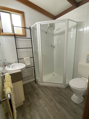 标准小屋, 2 间卧室, 无烟房, 厨房 (Self-contained Cabin) | 浴室 | 淋浴设施、毛巾
