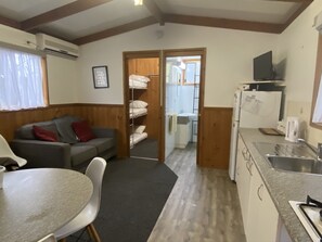 Cabaña estándar, 2 habitaciones, no fumadores, cocina (Self-contained Cabin) | Zona de estar | Una televisión