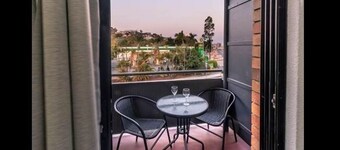 Kingsford Riverside Inn