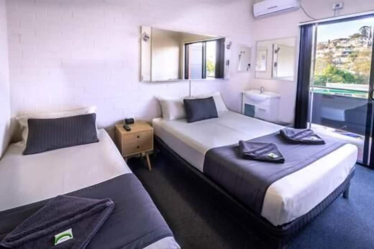 WiFi (free), bed sheets