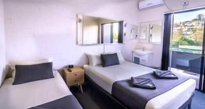 Kingsford Riverside Inn