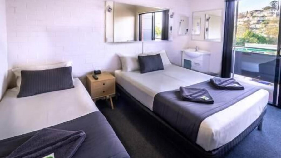 Kingsford Riverside Inn