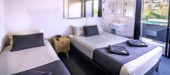 Kingsford Riverside Inn