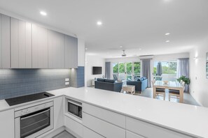 Full-size fridge, microwave, oven, stovetop - Regatta Noosa (Noosaville)