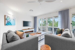 Flat-screen TV, DVD player - Regatta Noosa (Noosaville)