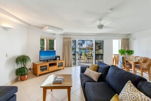 Flat-screen TV, DVD player - Regatta Noosa (Noosaville)